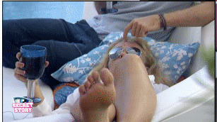 4da47dfa27f63-laura061.gif