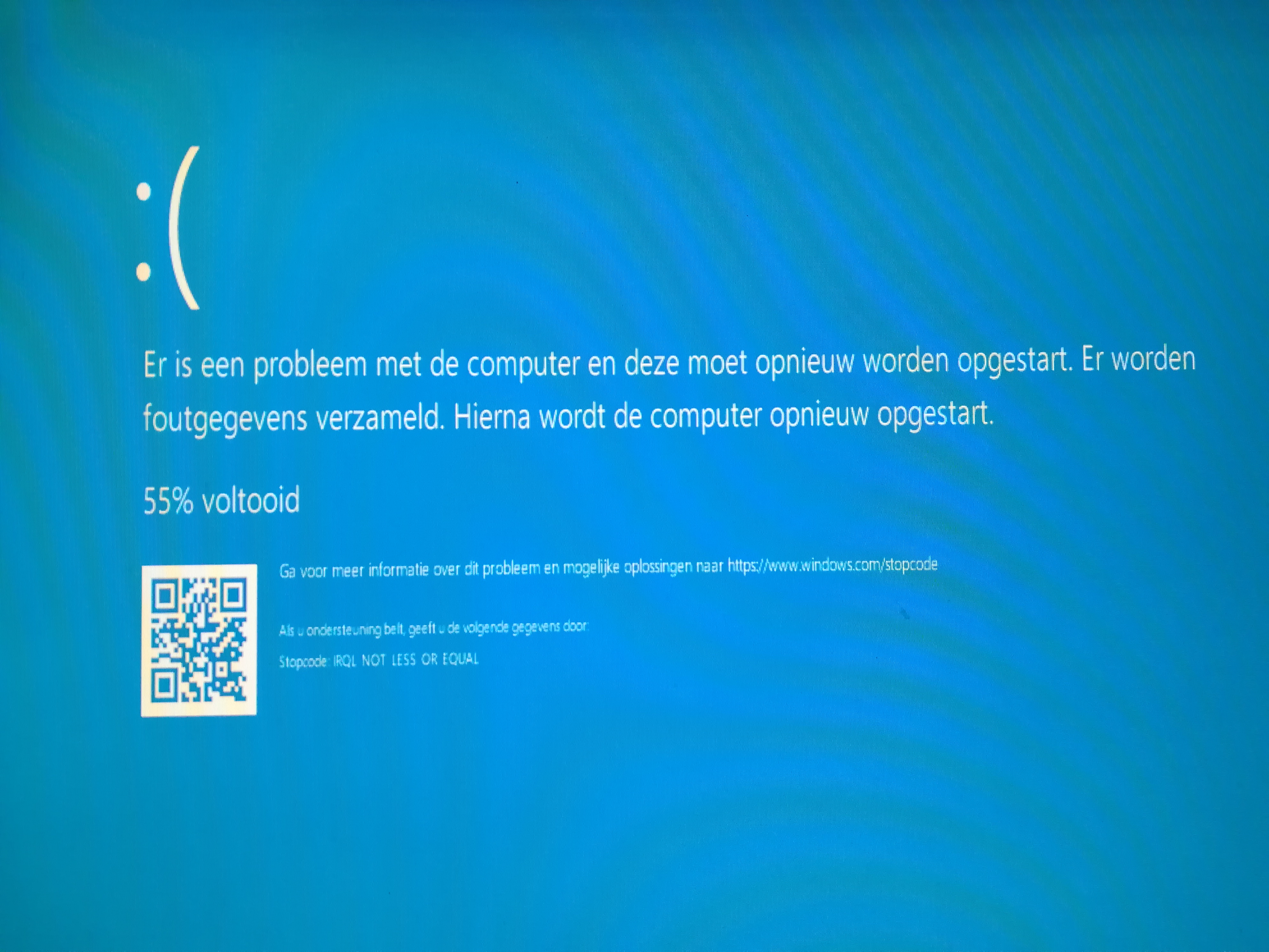 Постоянно перезагружается экран. Синий экран виндовс 10. BSOD Windows 10. Ошибка виндовс 10 синий экран. На вашем ПК произошла ошибка.