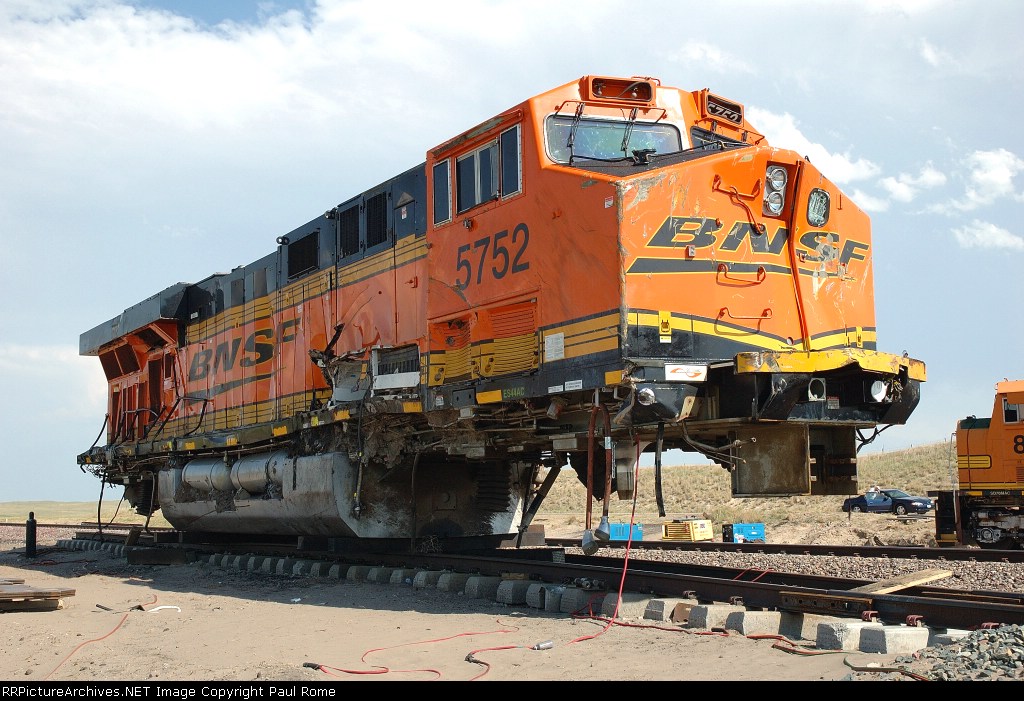 61c348f11b8a4-BNSF_5752_-6A_Wreck_near_L